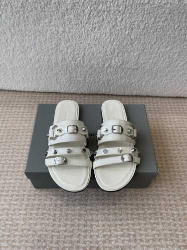 balenciaga 巴黎世家 25Ss 新款金属铆钉凉拖鞋系列！ 这双Cagole拖鞋鞋型是淑女拖鞋上面的铆钉又超级朋克街头简直太别致了 Ins爆款 原版购入