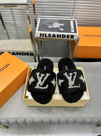 出厂 Lv 新款水钻羊毛拖 高品质闭眼入！采用进口皮毛一体羊羔毛 施华洛世奇水钻扣 原版高密度发泡底 Size:35-41 - 点击图像关闭