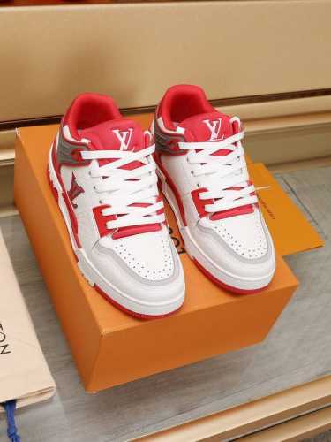 Lv Trainer中帮系列 独家实拍专柜同步上线纯原版本 1:1原鞋鞋开发，上脚非常舒适 做工精细 鞋面由意大利进口小牛皮拼接，侧边饰有品牌logo标志及签名