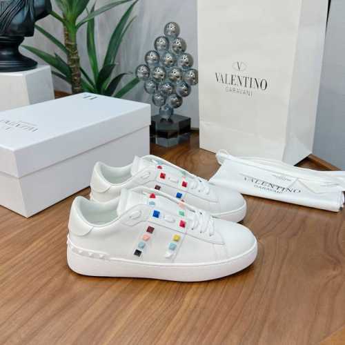 独家顶级版本 长期做货 VALENTINO华伦天奴最新时装周走秀 情侣经典小白鞋 网红名星同款一比一独家私模，重磅来袭，经典款最具特色的3D打印工艺，面料采用丝