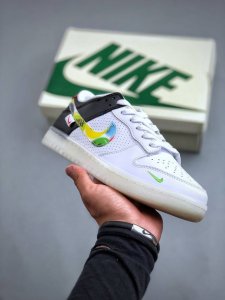 K Nike Dunk Low 多彩水晶此款主张打破传统的工业化流水线设计限制，以made By Ideas的超级创意为理念，集结众多潮流设计师，结合时下最in