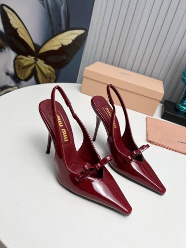 工厂 新款新品 Miu Miu 全新超美装饰搭配,时尚淑女气质十足 双色拼接 又不乏美艳色彩,外侧附带弹力象巾 上脚非常方便意大利引进的原版楦头是最新楦、出来形