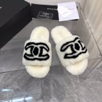 Chanel香奈儿毛毛拖Chanel 2024 早秋休闲毛拖系列。独家开模大底 C#logo 休闲搭百搭又时髦，定制加厚羊毛 纯手缝工线, 更牢固. 节细决定品