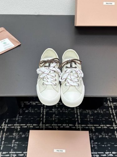 Miu Miu缪缪 25 水洗牛仔布 帆布 皮面 圆头系带 低帮 帆布鞋 颜值担当火爆款帆布鞋 不得不入的一款～做旧时尚，简约高级 随意搭配上脚非常舒适，年度必