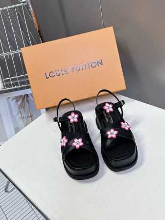 Louis Vuitton 路易威登 Maya Flatform凉鞋村上隆联名款 本款 Maya Flatform 凉鞋选用光滑牛皮革，令宽幅鞋带穿梭于皮革鞋舌 - 点击图像关闭