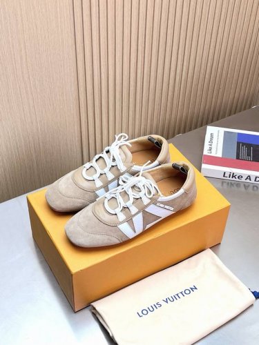 顶级版本 lv Sneakerina运动鞋 巧妙融合了运动鞋与现代芭蕾平底鞋这两种碰撞元素 兼具功能性与时尚感 Lv Sneakerina以流畅线条 定义轻盈与