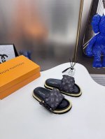 橙子出厂价p louis Vuitton 路易威登 Lv新配色 休闲魔术贴拖鞋 平底凉拖 情侣款 专柜同步更新 鞋面采用独一无二的驴家独特面料 面料轻盈透气 超