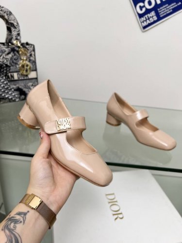 dior系带漆皮高跟鞋出货啦 这款 Miss Dior 高跟鞋于迪奥二零二四秋冬成衣系列发布秀上全新亮相 彰显复古魅力 漆皮牛皮革鞋面 正面饰以该系列经典的金色