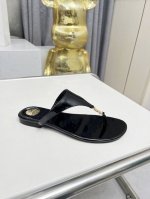 圣罗兰 :黑色漆皮 橡胶底 真皮底 码数35-44 42.43.44定做不退换 面料 头层牛皮 羊皮里 这款便鞋风格优雅 穿搭轻松 洋溢清新朝气 灵活演绎百变造