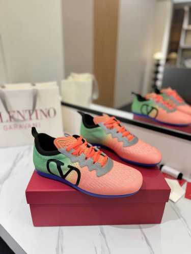 出厂 Valentino 2025华伦天奴最新春季运动鞋！专柜推荐Runboot运动轻盈舒适，蓝球鞋、跑步鞋、时尚运动鞋集于一体的多功能设计，演绎酷飒的上脚效果