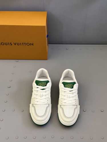 驴家 新配色 男士Trainer运动鞋，本款 Lv Trainer 运动鞋取材柔软粒面小牛皮，呈现纯净色调，后部#54标识追溯品牌诞生于1854年，设计师手写体