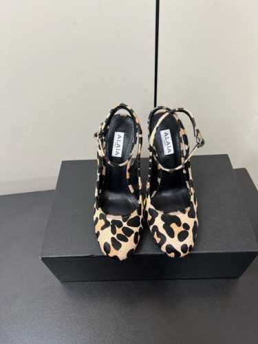Alaia 2025 ｜小众新品爱心脚环扣带凉鞋 宝子们爱心透明高跟凉拖简直太可爱啦 透明的材质加上爱心鞋头设计 少女心满满呀 高度也很合适 穿上它走路稳稳的