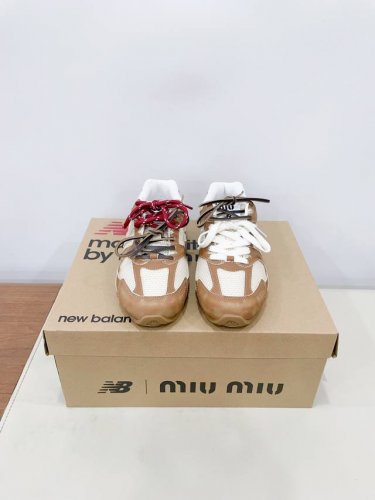 Miu Mi* X New Balanc* 网面新款 大火的Miu运动鞋 终于出半拖了 简直是懒人福音 除了春夏已有的棕色以外，这个联名系列的半拖 款还有秋冬新