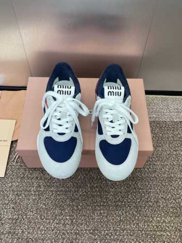 工厂p价p miumiu 2025春夏新品情侣款撞色阿甘球鞋 miu Miu 大秀上爆出的这双球鞋 后全球各大代购官网火爆上市. 简单很随意不羁又能体现单宁美感