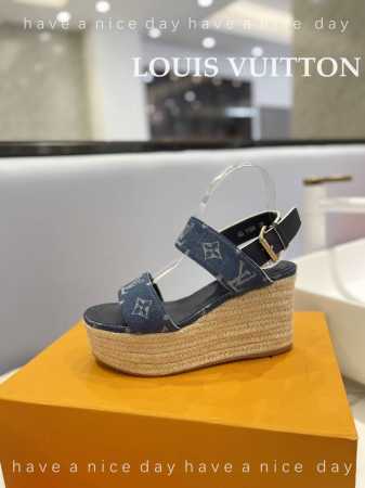价格： LOUIS Vuitton 走秀款厚底凉鞋 香港原版购入一比一开模 今年的款式比去年增加了老花原素 显得更为大牌 牛仔布面款 内里垫脚全羊皮 水台原版麻 - 点击图像关闭