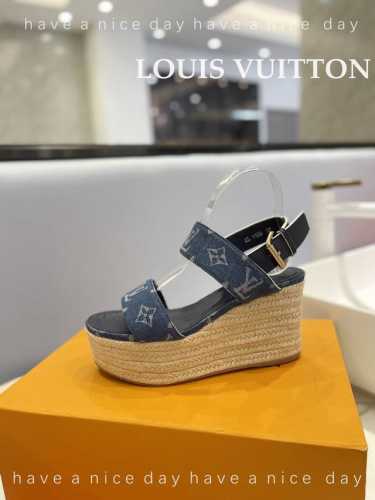 价格： LOUIS Vuitton 走秀款厚底凉鞋 香港原版购入一比一开模 今年的款式比去年增加了老花原素 显得更为大牌 牛仔布面款 内里垫脚全羊皮 水台原版麻