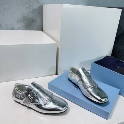 高品质出厂单鞋 ！Prada 普拉达 25春夏走秀新款布洛克雕花流苏复古乐福鞋单鞋拖鞋系列这款鞋履着意呈现经典与复古格调，兼具阳刚气质与柔美风情，形成二元对比，