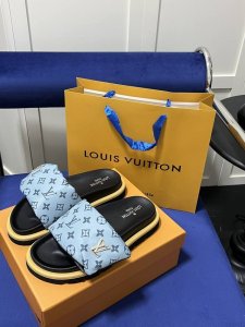 出厂 Lv 情侣款 Logo金属扣 专柜主打最新款压花拖鞋硬货上新 代购级别！高级感十足！国内外博主刷爆的一款，复古又时髦 上脚美炸了！官网主推款 鞋面：高定制