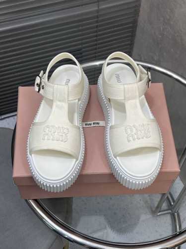 出厂 Miumiu 新款鱼嘴厚底凉鞋 这一季的Miumiu女士凉鞋，是写给足尖的情诗！原版进口面料如云朵般轻盈，搭配**立体刺绣Miumiu Logo**，每一