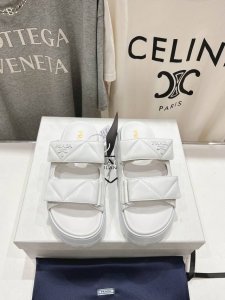 高版本出厂 Prada 普拉达25ss夏季新款情侣款沙滩厚底勃肯拖鞋这个鞋型真的属于经典不会过时的设计而且符合当下大家这种追求舒适，健康的穿着理念，被很多国内外