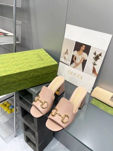 工厂p价 Gucci 早春马衔扣粗跟复古鞋 网红爆款凉鞋 超级百搭时尚单品 原版1:1定制 值得一提的是包装 今年G家的包装真的高大上 原版包装献上 材料:原版