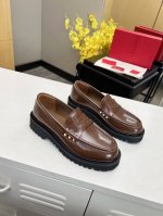 冲量价: 2024 VALENTINO 华伦天奴早春时尚爆款一脚蹬乐福鞋火爆上新 气质百搭款 上脚立马Slay全场 超简约设计越穿越耐看！时尚 利落的感觉淋漓尽