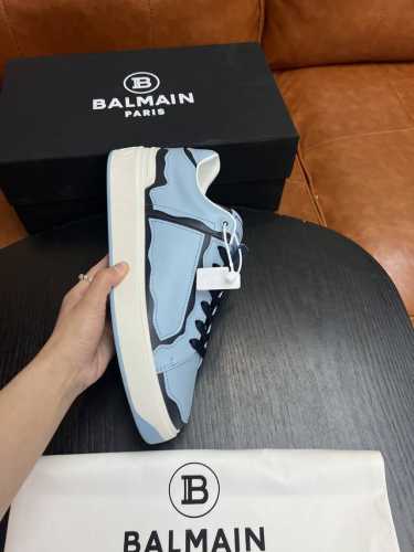 实价 Balmain巴尔曼b-Skate运动鞋 B-Skate 多材质拼接撞色运动鞋 ，鞋面饰有蓝色鞋带，皮革拼接鞋舌点缀 Balmain 徽标， Tpu 鞋底