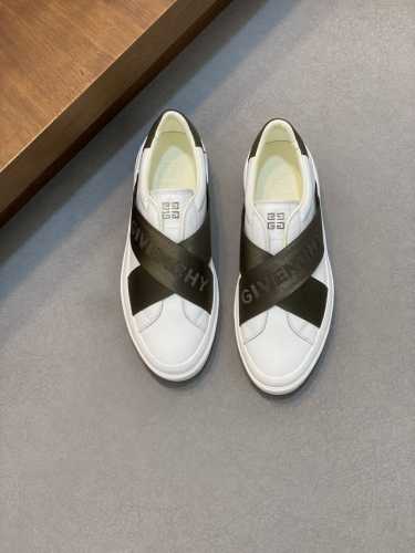 Givench*.纪梵希低帮休闲鞋，采用白色小牛皮革等材质，鞋面饰有品牌织带装饰，鞋舌品牌五金logo装饰，立体复合式拼接缝合！内里小牛皮 舒适度高！ Size