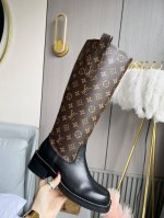 Louis vuitton路易威登秋冬走秀最新款 此款采用全粒面小牛皮，进口高档老花皮和路易威登标记Logo压花精心刺作 设计简洁利落 更添不凡魅力 更让人爱不