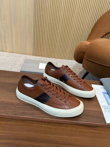 汤姆 Tom Ford 美国复古轻奢款Size：39-45Tom Ford来自欧美品牌，贸易原单，国内罕见，不易撞款 春夏穿到秋冬，跨越温差限制，又能驾驭各种风