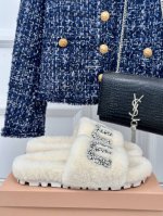 厂价 Miumiu经典秋冬厚底水钻毛毛拖鞋 这季节美鞋太多这款毛拖 真的是让我无法自拔真太可爱了～ 毛茸茸的羊毛是选用欧洲进口a级羊毛 我们做到与原版一致满鞋