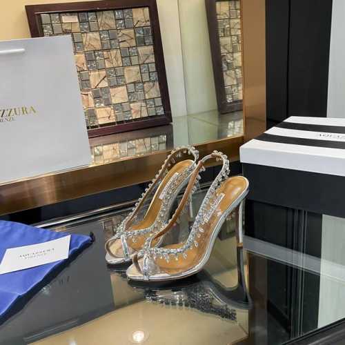 Aquazzura 新款凉鞋 面料采用原版定制tpu胶皮搭配镜面漆皮制成，饰有闪闪发光的施华洛奇水钻装饰高跟凉鞋 上脚超级有气质 既简洁又时髦 太闪太美啦 美出