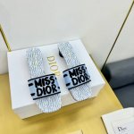 出厂价 2024 Dior迪奥夏季刺绣凉拖 Dway带跟凉拖是一款经典单品，自然色酒椰草和黑色棉质鞋面饰以 Christian Dior Paris 标志刺绣，