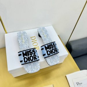 出厂价 2024 Dior迪奥夏季刺绣凉拖 Dway带跟凉拖是一款经典单品，自然色酒椰草和黑色棉质鞋面饰以 Christian Dior Paris 标志刺绣，
