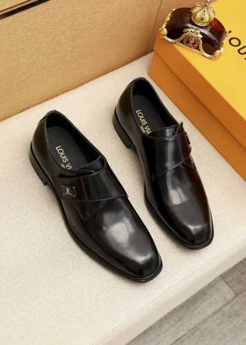 商品商标：LOUIS VUITTON 路易威登 商务皮鞋 正码码数: 38-44 45.46订制 商品材料：精选 进口头层开边珠牛皮鞋面+奢华五金扣，进口头层牛