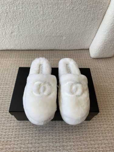 Chanel 24ss 秋冬季新款 羊毛包头拖鞋 这款毛毛拖真的是真太可爱了 柔软蓬松的毛毛，舒服暖脚 增高显腿长 秋冬搭配袜子休闲又慵懒 上脚真的好看又时髦