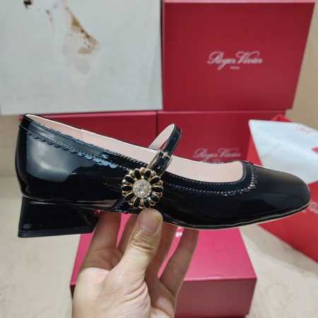 Roger Vivier 225 罗杰维维亚春夏新款花朵钻扣玛丽珍单鞋，亮面漆皮搭配钻扣，一眼被惊艳到仙女们确定不拿下这款绝美玛丽珍单鞋气场妥妥的安排上夏日搭配 - 点击图像关闭