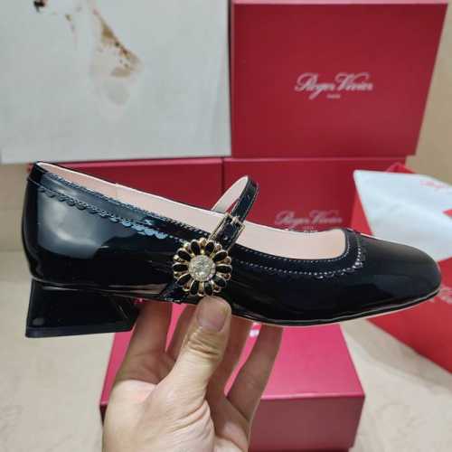 Roger Vivier 225 罗杰维维亚春夏新款花朵钻扣玛丽珍单鞋，亮面漆皮搭配钻扣，一眼被惊艳到仙女们确定不拿下这款绝美玛丽珍单鞋气场妥妥的安排上夏日搭配