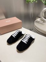 出厂价p 缪缪Miumiu2025新款 阿甘鞋 德训复古半包拖鞋 简约高级 随意搭配 上脚非常轻便舒适 鞋面原版牛皮 高丝光牛反绒拼接. 内里羊皮 原板大底一比