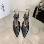 出厂价 Celine 2025春夏小猫跟，尖鞋头造型，柔美的露脚设计，脚踝绑带。TRIOMPHE T字绑带设计，配有金属 TRIOMPHE标志性元素绑带， 上脚