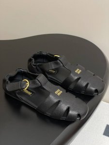 Miu Miu 25Ss 春夏季走秀款 镂空罗马凉鞋 最新款 女士夏季拖鞋 ，全胎牛皮材质 ，上脚软软绵绵的 ， 亲肤柔软舒适 ，华美工艺营造精致的立体纹理质感