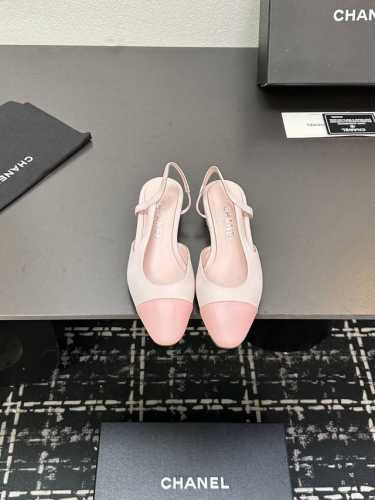 chane+L 经典Slingback 小香后空凉鞋 就像Coco香奈儿女士说的：流行稍纵即逝，但风格永存！这双后空鞋就是香家经典中的经典！双色搭配，简约精致，
