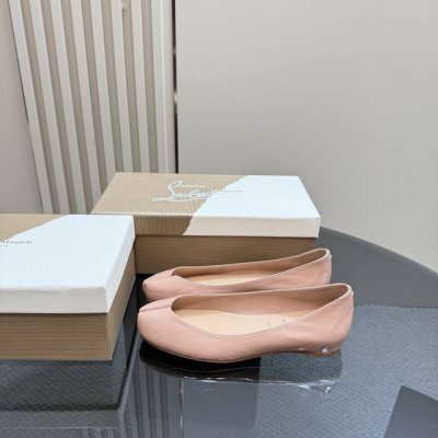 margiela X Christian Louboutin 这波春来乍到的联名还挺戳我的 把Tabi和锐利时髦的Cl融合的很嗲 穿了一套觉得会很配的Outfi