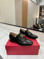 出厂价pp： 代购级别Valentino华伦天奴 2025早春走秀新款-流苏款单鞋和拖鞋，原版1:1复刻，全部选用上乘牛皮材质，触感柔软，鞋面以最新流苏的形式呈