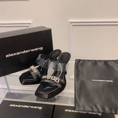橙子出厂价p alexander Wang 亚力山大王 防水台方头高跟凉鞋 水钻透明高跟拖 早春新款 这款高跟鞋搭带水晶装饰 为单品带来精致璀璨气息 经典方尖的