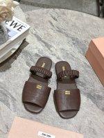 miu Miu 缪缪米兰走秀款春夏最新拖鞋 “邋遢”来自Miu Miu系列的细节特写“邋遢”，就是随性而为的时髦态度,洗涤、磨损、与皮革的印记，夸张地表达时光的