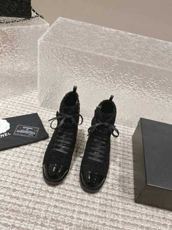 高版本 CHANEL｜小香24S秋冬新品 拼色系带毛毛粗跟短靴 鞋面采用定制羊毛 漆皮 内里垫脚都是丝绸羊皮 意大利进口牛皮大底 跟高：4.5cm Size：3 - 点击图像关闭