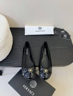 Versace 范思哲2025春夏新款蝴蝶结圆头玛丽珍高跟单鞋 米兰秀场同简约干练的版型，童话般的亚特兰蒂斯或神奇的海洋主题，明亮的彩色配色，鲜艳的颜色和自由的