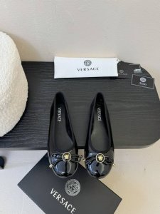 Versace 范思哲2025春夏新款蝴蝶结圆头玛丽珍高跟单鞋 米兰秀场同简约干练的版型，童话般的亚特兰蒂斯或神奇的海洋主题，明亮的彩色配色，鲜艳的颜色和自由的