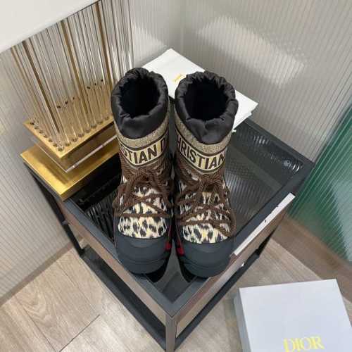 DIOR迪奥 D家秋冬新品 专柜最新走秀款雪地靴鞋系列 秋冬最新王炸款 雪地靴 胖墩墩的 好看可爱到爆炸 →_→来自 DiorAlps 限定系列，别具一格。闪亮